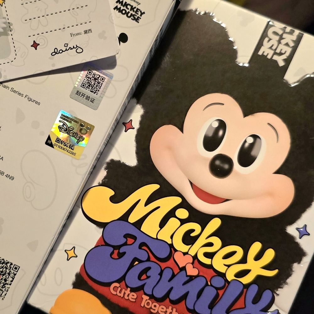 🆕️1 SEALED Mickey Family Cute Together Keychain